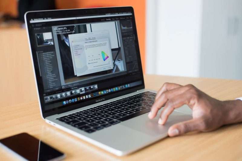 Person operating macbook pro 955405